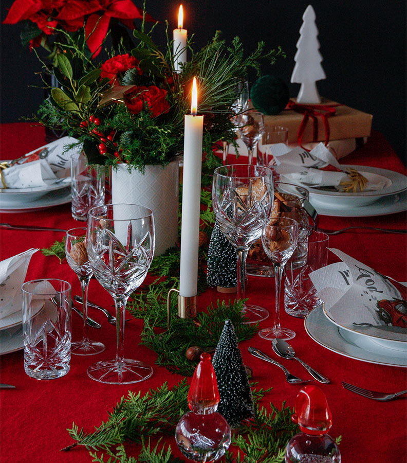Traditionell juldukning, Nina bestick, rött bord